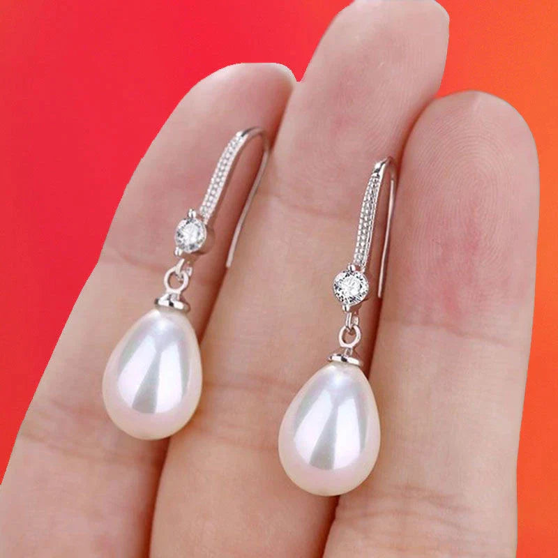 Silberne Ohrringe mit weißen Perlen und Zirkonia, eleganter Schmuck für Damen.