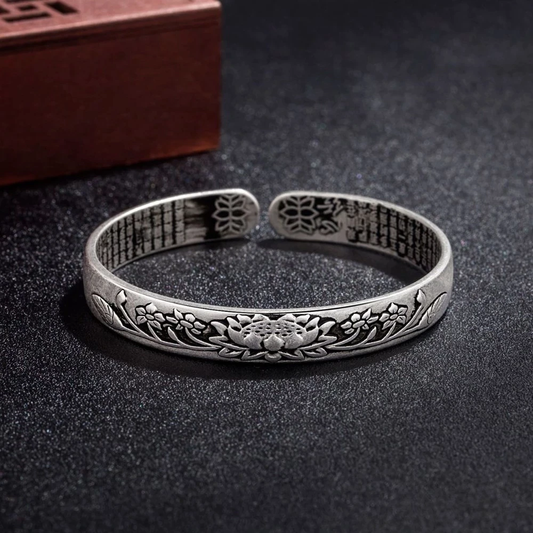 Silberarmband mit Lotusblumenmuster, verstellbar, handgefertigt, elegantes Design, Schmuckaccessoire.