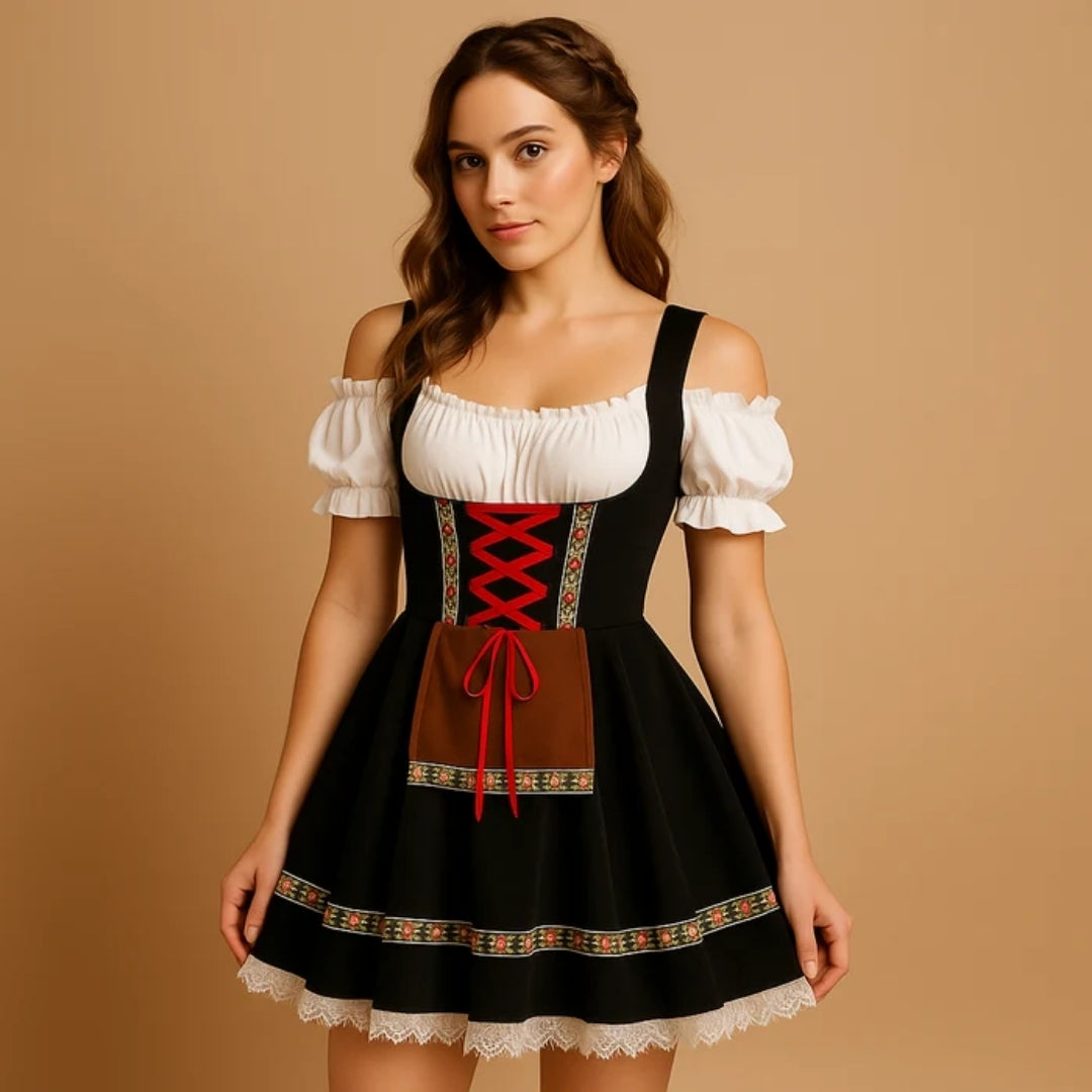 Frau im schwarzen Dirndl mit roter Schnürung, brauner Schürzentasche, Blumenborte und Spitzensaum, kombiniert mit schulterfreier weißer Bluse und geflochtener F 7