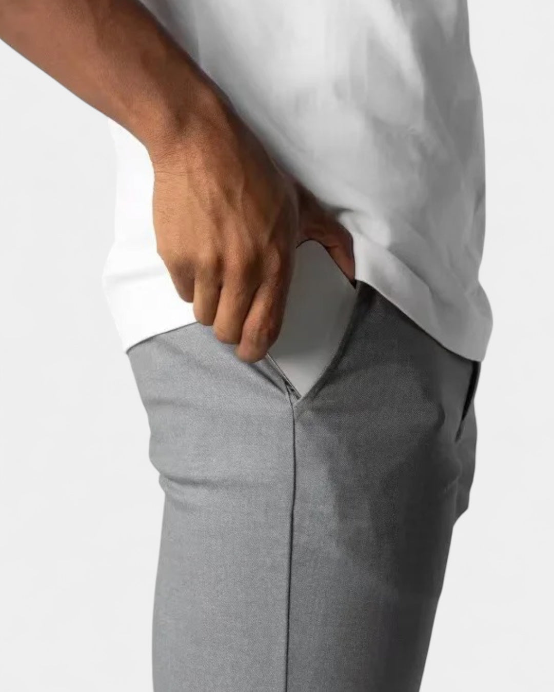 Nahaufnahme der Seitentasche der grauen Hose, in die ein Model gerade die Hand steckt 6