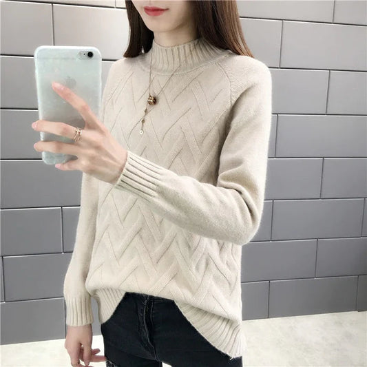 Frau in cremefarbener Strickpullover mit hohem Kragen, Wintermode, Selfie im Spiegel.