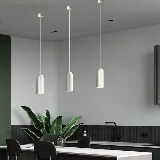 Moderne weiße LED-Pendelleuchte, skandinavisches Design, für Küche oder Esszimmer.