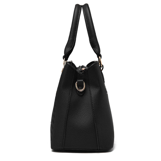 Schwarze Lederhandtasche, seitliche Ansicht, elegante Damenmode, goldene Details