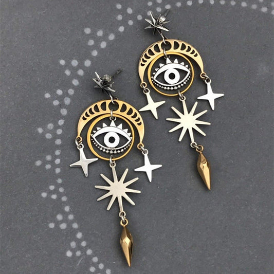 Silberne und goldene geometrische Ohrringe mit Stern- und Augendesign, Vintage-Stil.