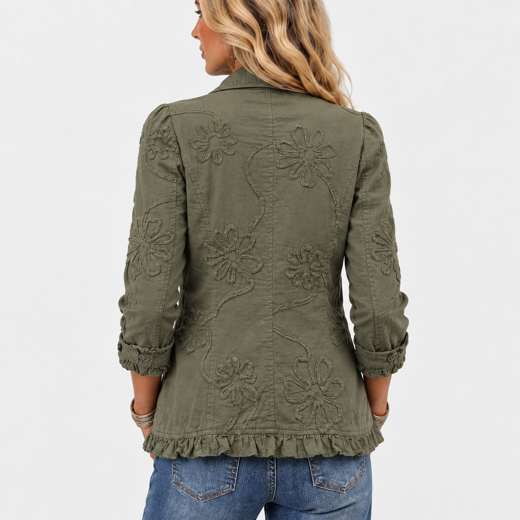 Rückansicht am Model: Großflächige florale Stickerei auf dem Rücken der olivgrünen Jacke, mit Rüschensaum und Ärmelaufschlägen. 5