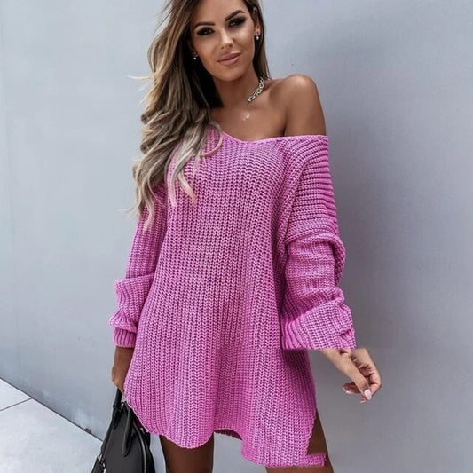Frau in pinkem Strickkleid, schulterfrei, modisch, lässig, urbaner Stil.