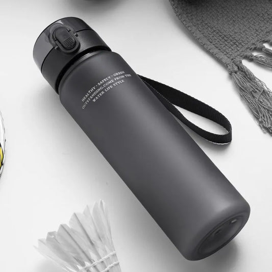 Graue Edelstahl-Wasserflasche mit Deckel und Trageschlaufe, isoliert, 500ml, modern.