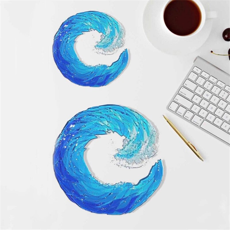 Blaue Wellen-Untersetzer aus Harz auf Schreibtisch mit Kaffee, Tastatur und Stift.