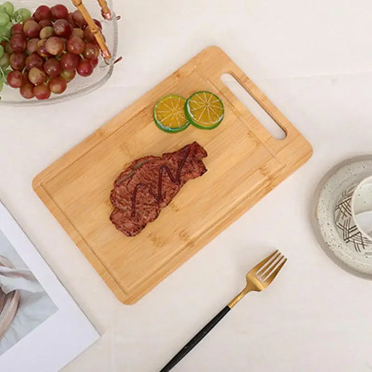 Holz-Schneidebrett mit Steak und Limettenscheiben, ideal für Küche, Servieren, Bambusmaterial.