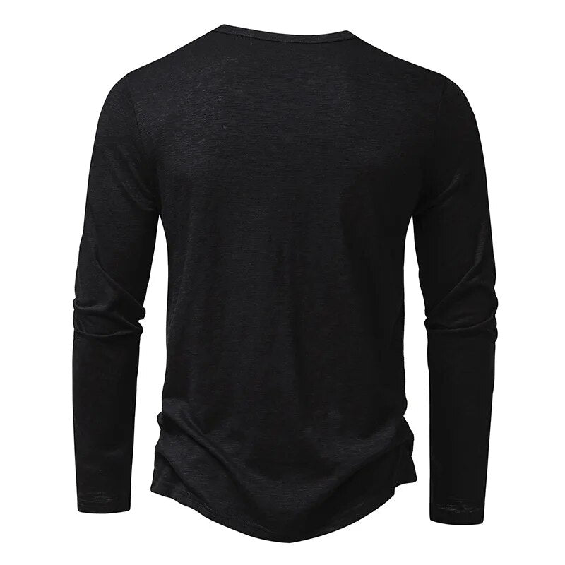 Rückansicht des schwarzen Langarmshirts mit schlichtem Rückenteil, rundem Halsausschnitt und gerundetem Saum. 17