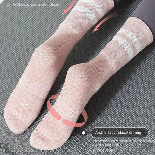 Rutschfeste rosa Yogasocken mit weißen Streifen, gepolsterte Sohle, elastischer Bogen.