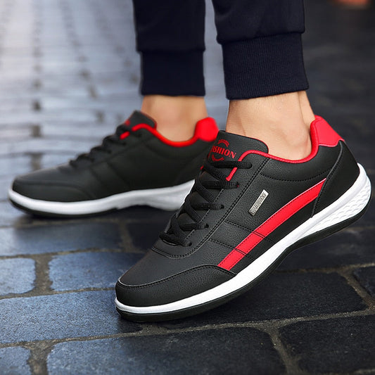 Schwarze und rote Sportschuhe für Herren, Leder, rutschfest, modisch, Straßenszene.
