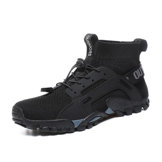 Schwarzer Outdoor-Sneaker, atmungsaktiv, rutschfest, ideal für Wandern und Sport.