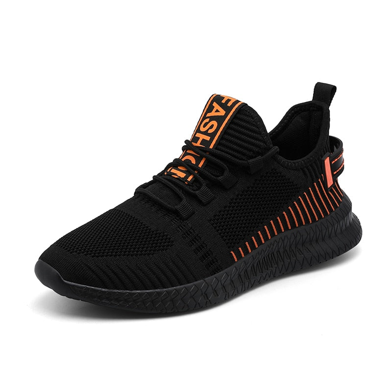 Schwarzer Sneaker mit orangefarbenen Akzenten, atmungsaktives Mesh, modisches Design.