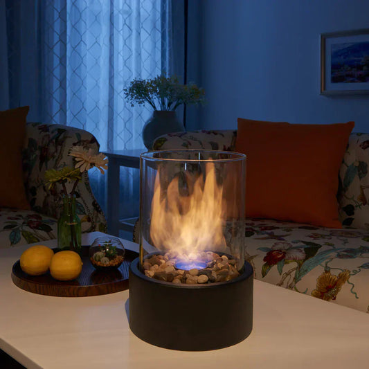 Tischkamin Glaszylinder mit Flammen, Dekosteine, modernes Wohnzimmer, stimmungsvolle Beleuchtung