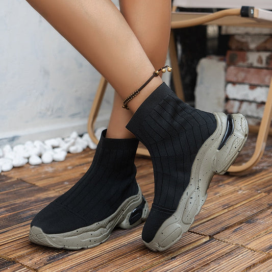 Schwarze Sockensneaker mit dicker Sohle, Damenmode, bequem, modern, urbaner Stil.