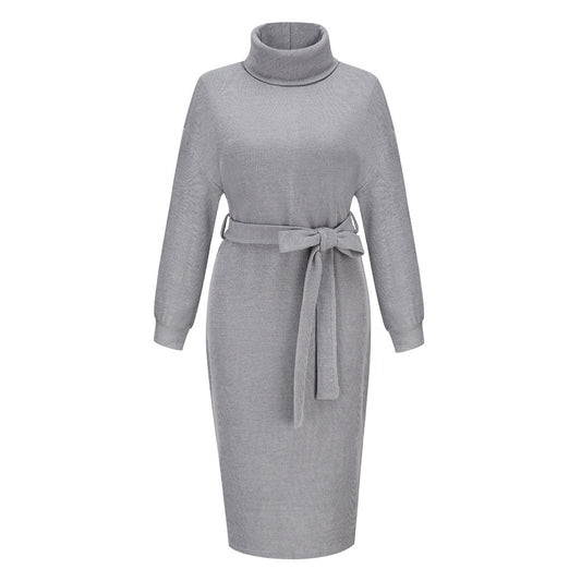 Graues Strickkleid mit Rollkragen und Gürtel, Damenmode, elegantes Winteroutfit.