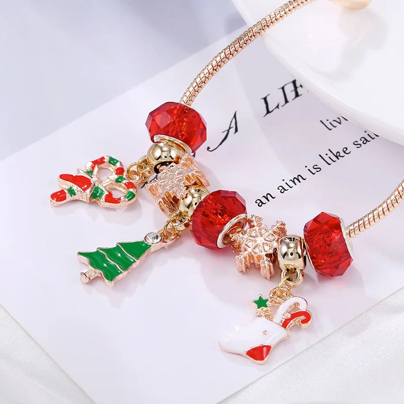 Weihnachtliches Armband mit roten Perlen, Weihnachtsbaum- und Schneeflocken-Anhängern.