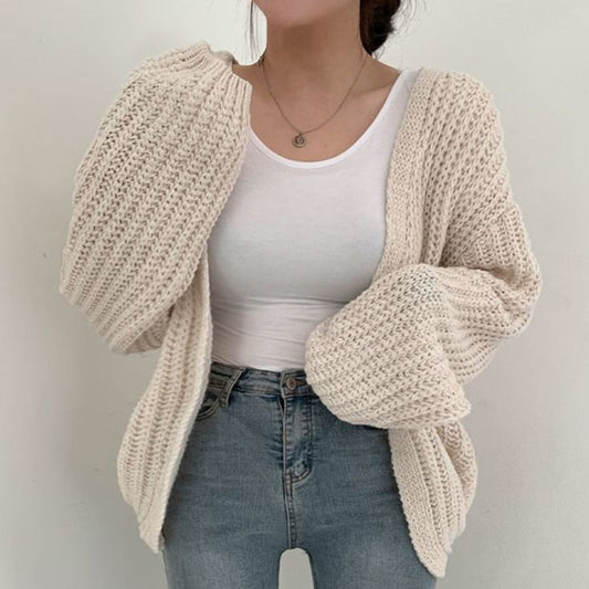 Damen Strickjacke beige, grob gestrickt, lässig, modisch, Herbstmode, gemütlich, warm.