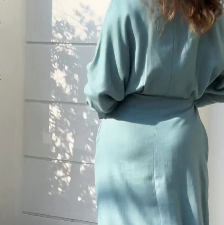 Hellblaues Sommerkleid mit Taillengürtel und langen Ärmeln – Fay