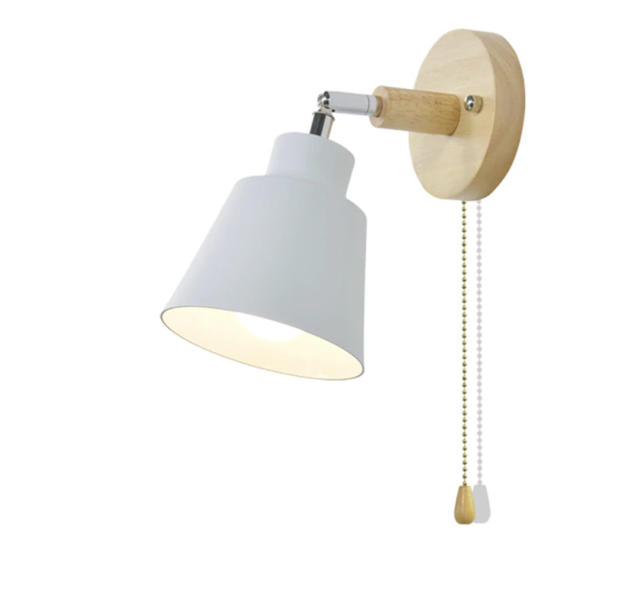 Weiße Wandleuchte mit Holzdetails und Zugschalter, modernes Design, Innenbeleuchtung.