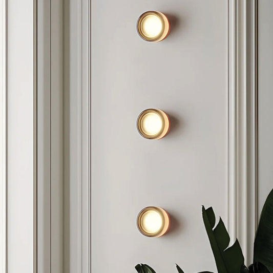 Moderne runde Wandleuchten, goldfarben, LED, minimalistisch, Innenbeleuchtung, vertikale Anordnung.