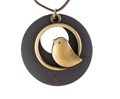 Runder Holzanhänger mit bronzefarbenem Vogel, handgefertigter Schmuck, modisches Accessoire.
