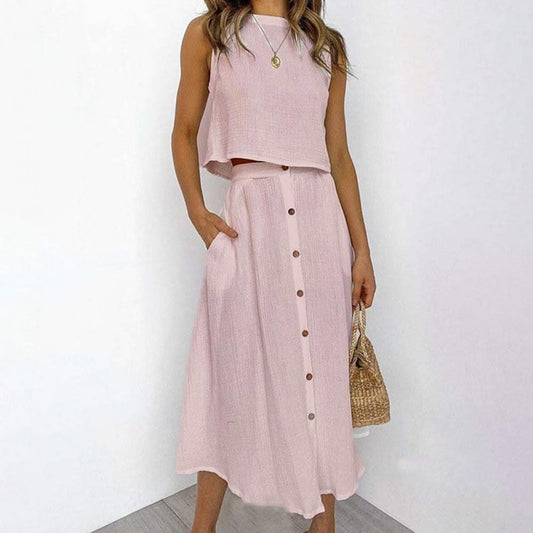 Frau in rosa Leinen-Zweiteiler, ärmelloses Top, Knopfleiste, Sommermode, Strohtasche.
