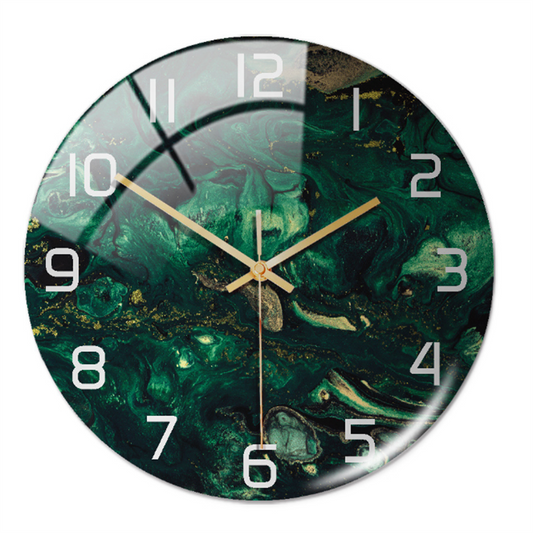 Runde Wanduhr mit grünem Marmormuster, goldenen Zeigern und weißen Ziffern.