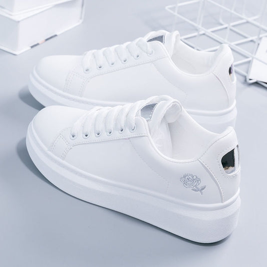 Weiße Damen-Sneaker mit Rosenstickerei, Plateau-Sohle, modisch, bequem, lässig.