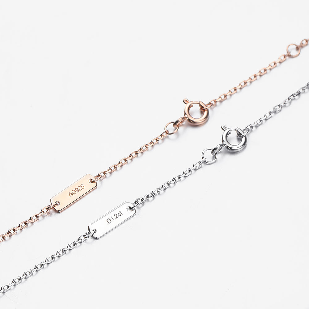 Zwei Armbänder aus Silber und Roségold mit Gravur, feine Ketten, elegantes Schmuckdesign.