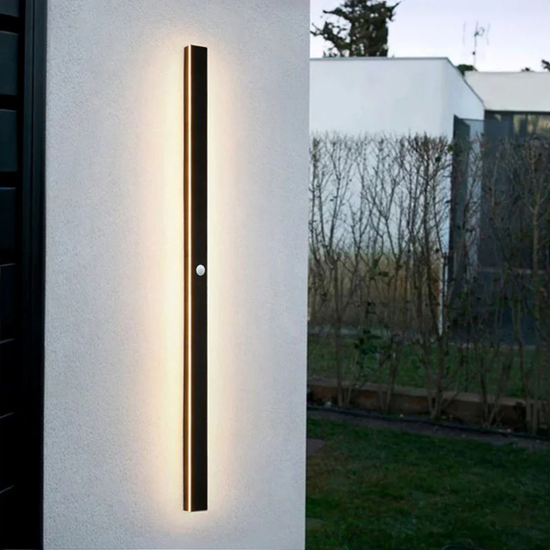 Schwarze LED-Wandleuchte außen, vertikal, modernes Design, energiesparend, warmweißes Licht.