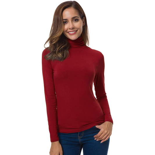 Frau in rotem Rollkragenpullover, langärmelig, lächelnd, Freizeitmode, Damenbekleidung.