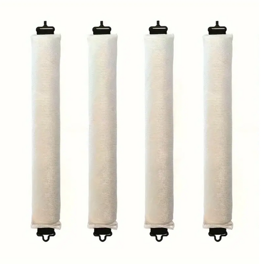 Vier weiße Filterkerzen mit schwarzen Endkappen, Wasserfilter, Ersatzfilter, langlebig.