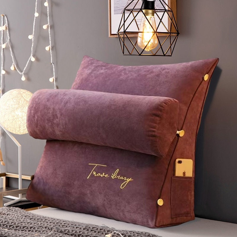 Großes, braunes Keilkissen mit Nackenrolle, Seitentasche und dekorativer Schrift, ideal fürs Bett.