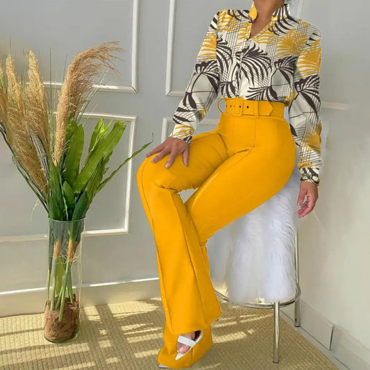 Frau in gelbem Anzug mit Blumenmuster-Bluse, modisch, stilvoll, Damenmode, Innenraum.
