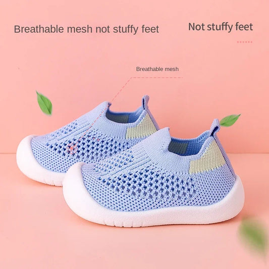 Blaue Kinder-Sneaker aus Mesh, atmungsaktiv, rutschfest, weiche Sohle, bequem für Babys.