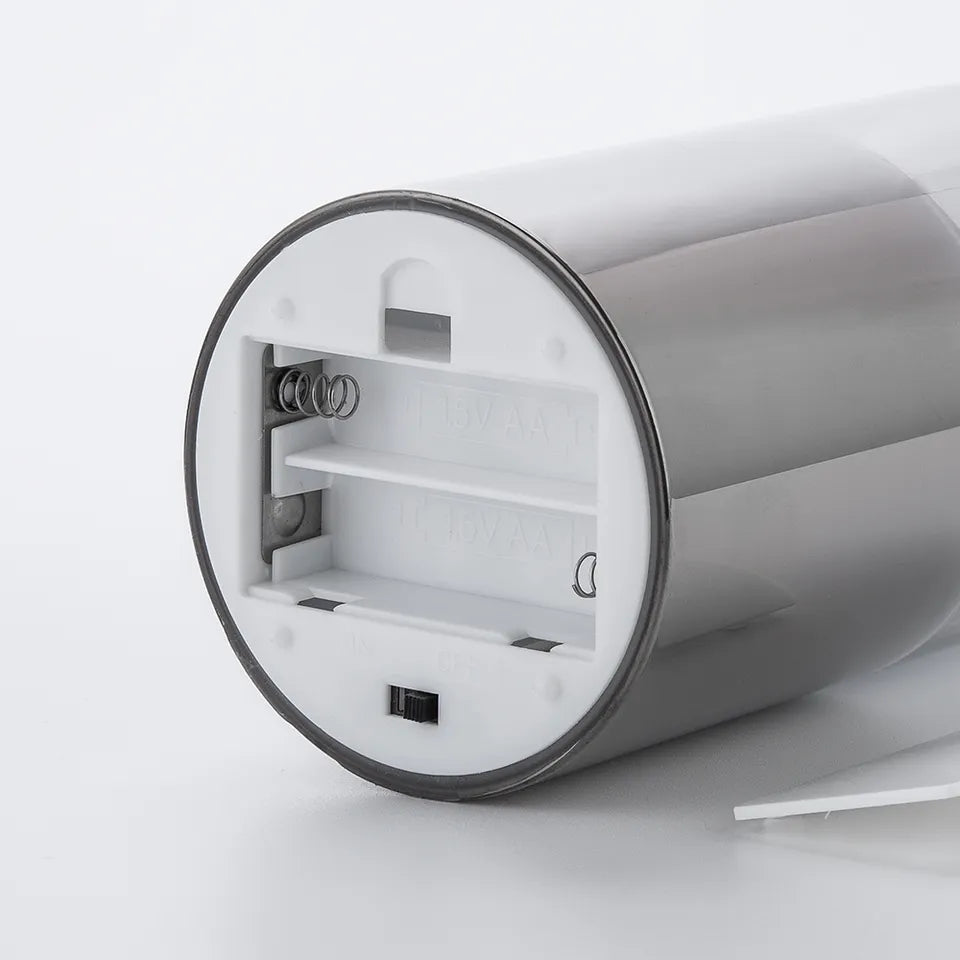 Silberner batteriebetriebener Seifenspender, zylindrisch, Kunststoff, modernes Design.