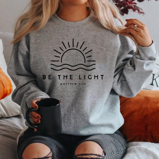 Graues Sweatshirt mit "Be the Light" Bibelvers, christliches Design, Damenmode, gemütlich.