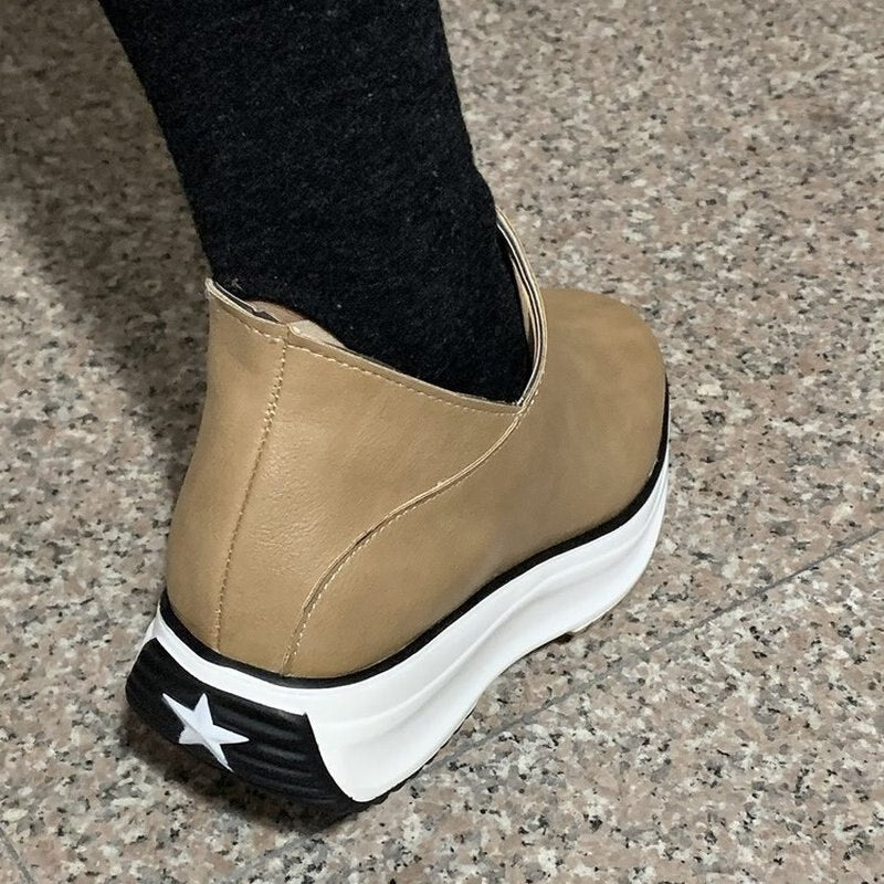 Beige Damenstiefelette mit weißer Sohle, Stern-Detail, rutschfest, modisch, bequem.