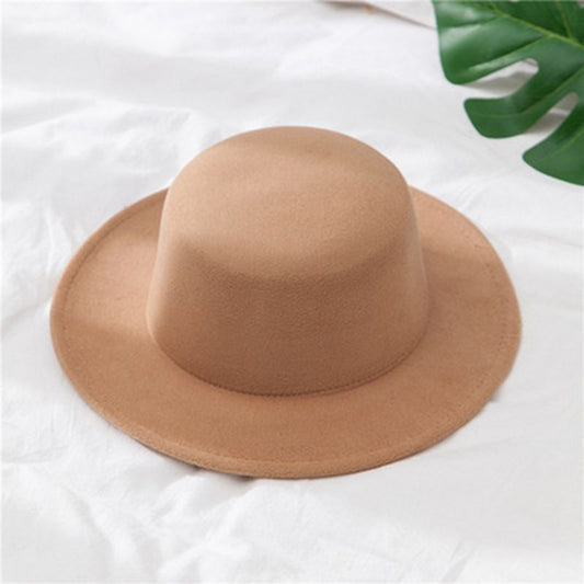 Beiger Filzhut auf weißem Hintergrund, modisches Accessoire, klassisches Design.