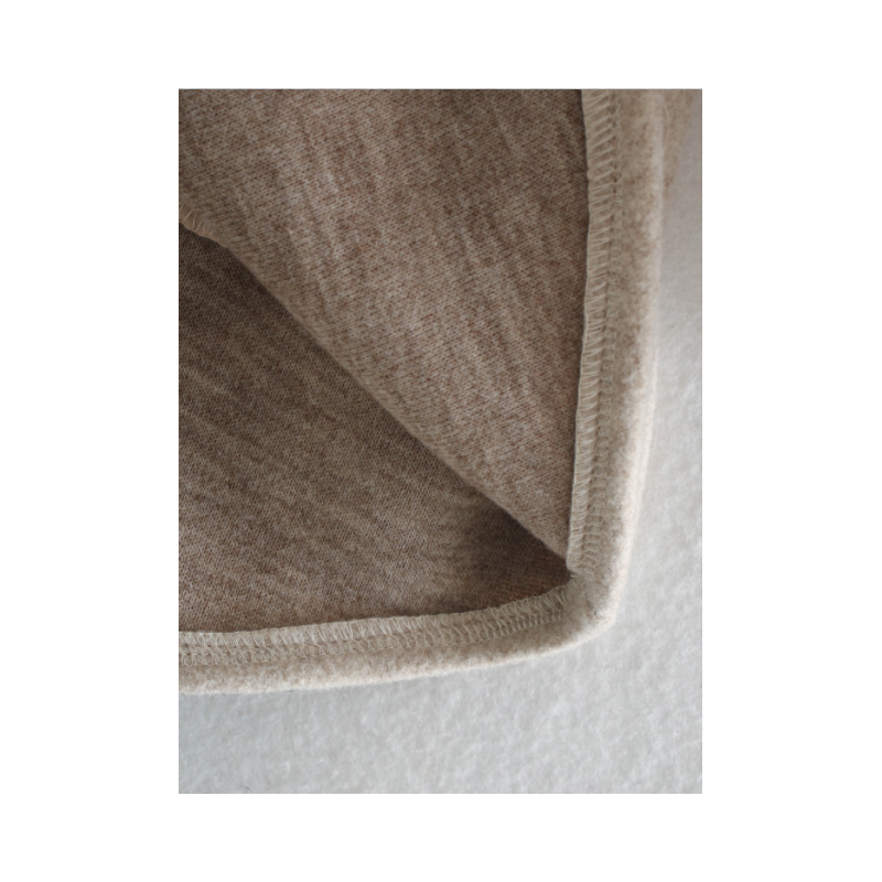 Beige Wollmantel mit Gürtel und Knöpfen, Damenmode, Frühlingsjacke, eleganter Stil.