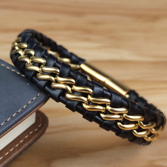 Schwarzes Lederarmband mit goldener Edelstahlkette, geflochten, modisch, Herrenaccessoire.