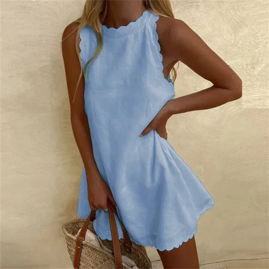 Frau in hellblauem Sommerkleid mit Korbtasche, ärmellos, welliger Saum, modisch, elegant.
