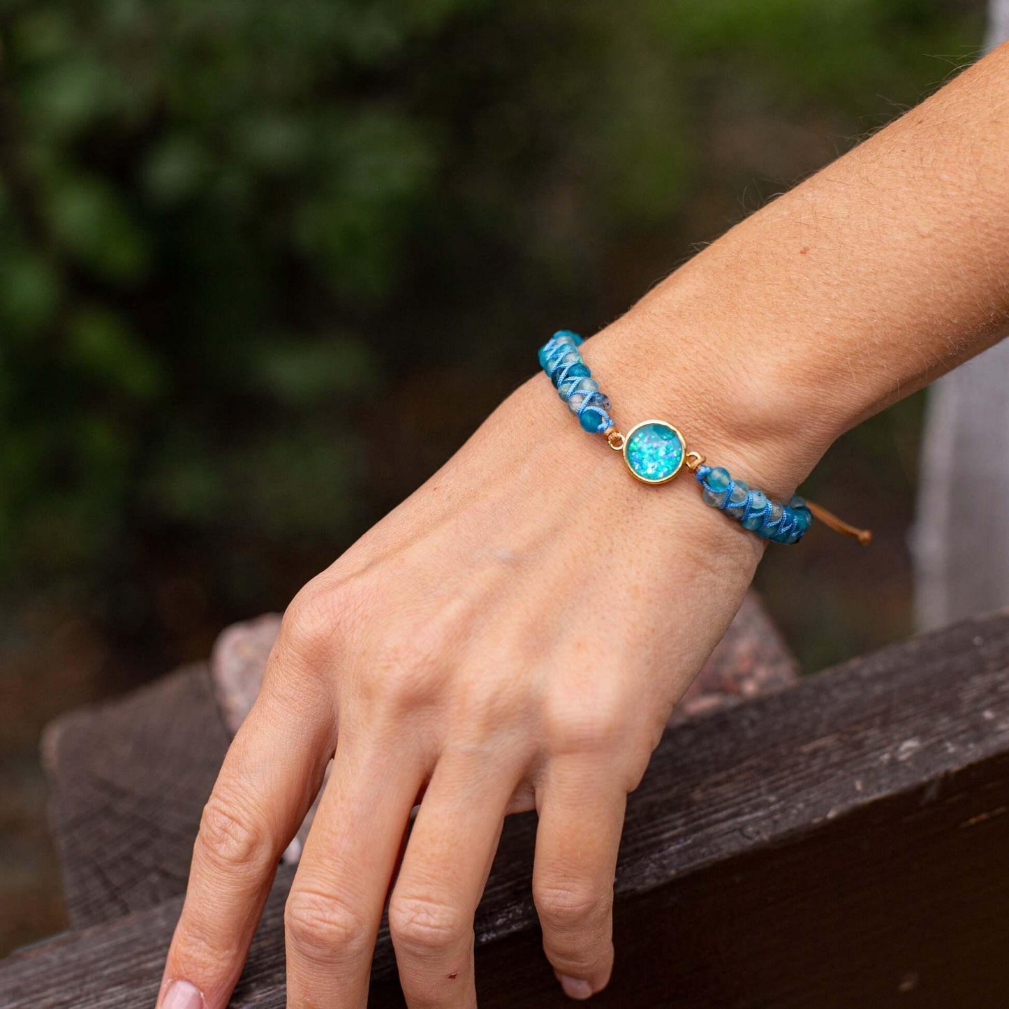 Hand mit blauem Armband, Edelstein, handgefertigt, Schmuck, modisch, Damenaccessoire