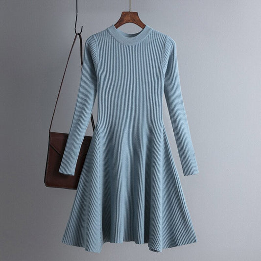 Blaues Strickkleid Damen, langärmelig, A-Linie, elegant, Herbstmode, mit brauner Tasche.