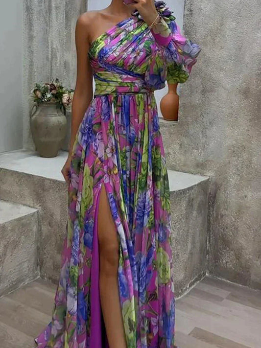 Frau in einem schulterfreien, blumigen Maxikleid mit Schlitz, lila und grün, elegant.