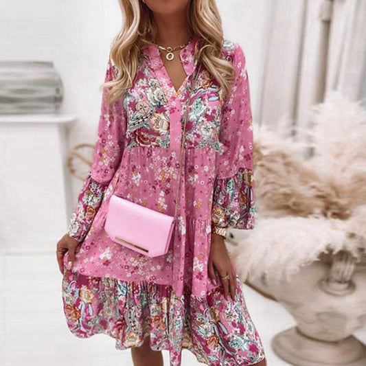 Frau in rosa geblümtem Kleid mit rosa Tasche, modisch, elegant, Sommermode, Damenbekleidung.