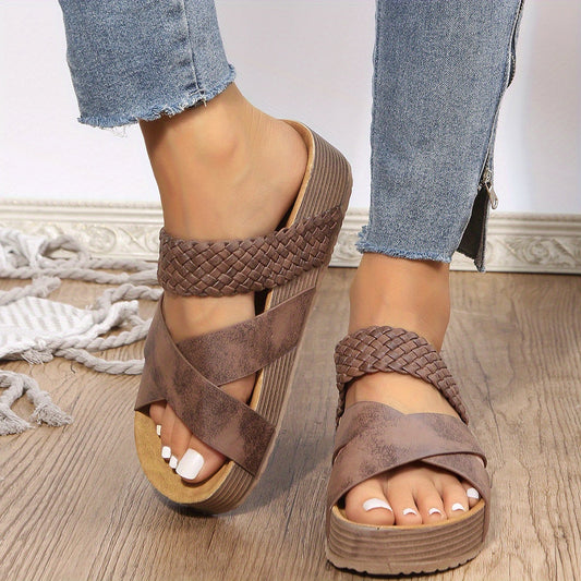 Braune Damen-Sandalen mit geflochtenen Riemen, Plateau-Sohle, lässig, bequem, Sommermode.