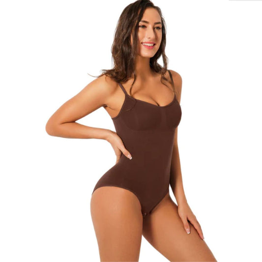 Frau in braunem Body, Spaghettiträger, lächelnd, Modefotografie, Damenbekleidung.